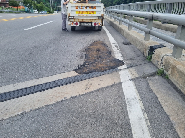 철암동 남동교 노면정비 이미지2
