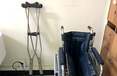 태백시청 장애인 편의시설안내 - 목발, 휠체어 사진