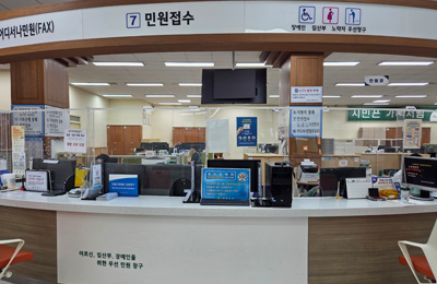 태백시청 민원실 편의시설안내 - 사회적 약자 우선 민원상담창구 사진